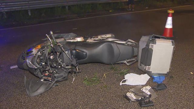大埔完善路有電單車撞到路面塌樹 38歲男司機昏迷送院不治 大埔完善路有電單車撞到路面塌樹 38歲男司機昏迷送院不治