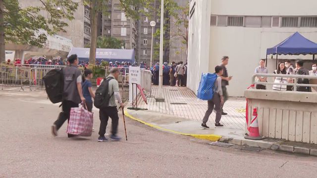 Wang Fuk Court residents continue to return to units to collect belongings Wang Fuk Court residents continue to return to units to collect belongings