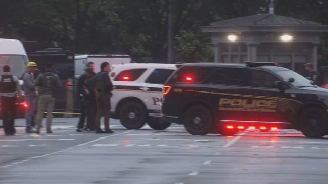 Suspected gunman dies near White House checkpoint