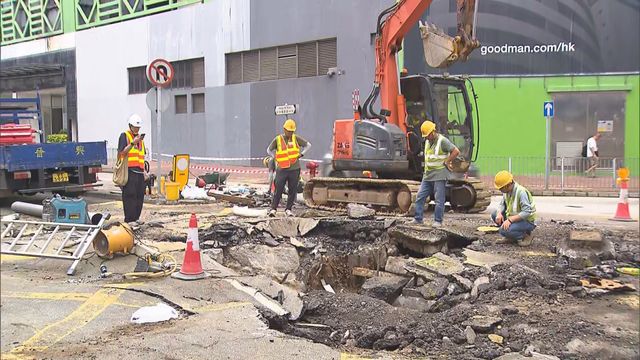 Tsuen Wan and Kwai Chung still no flushing water due to burst pipe Tsuen Wan and Kwai Chung still no flushing water due to burst pipe