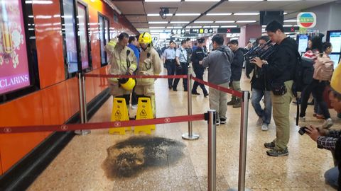 港鐵旺角站售票機附近地面起火已救熄 警方正調查