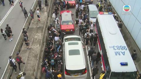 部分示威者衝出金鐘夏慤道阻塞交通