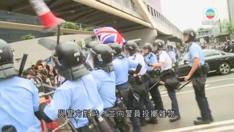 警方指示威者襲擊車輛危害車內人士安全 籲示威者盡快離開