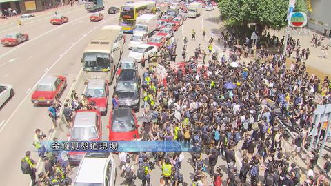 示威者佔據金鐘夏慤道東行線