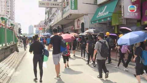 有市民下午陸續行出元朗大馬路 警方封閉部分大馬路