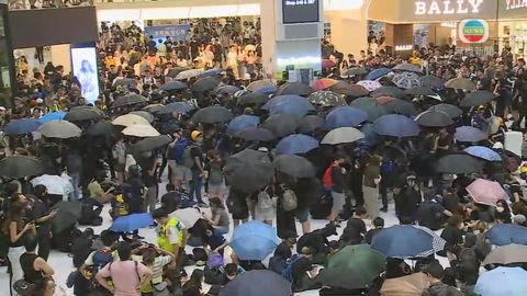 沙田新城市廣場大批人聚集 有人戴上頭盔口罩及打開雨傘