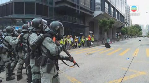 警方指大量示威者西九龍中心外聚集堵路 向警務人員擲磚