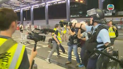 警方晚上助機場被包圍男子送院 示威者與警方爆發衝突