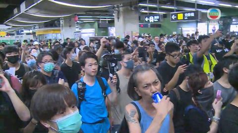 港鐵宣布葵芳站晚上九時關閉 仍有人站內包圍控制室