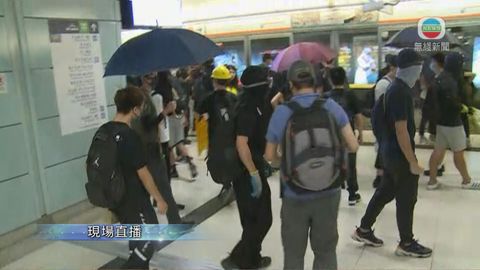 港鐵青衣站有穿黑衣示威者舉雨傘 毀壞出入閘機及閉路電視