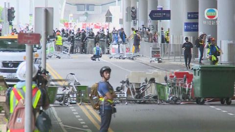 警方稱大批示威者圖癱瘓機場交通 將採取驅散行動
