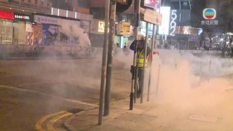 一批人晚上旺角聚集 警方施放多枚催淚彈驅散