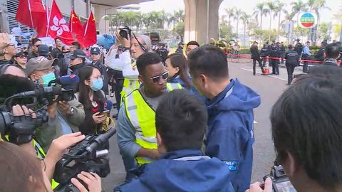 鄧炳強出席中西區區議會 門外有支持及抗議人士到場