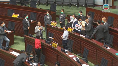 立法會審議國歌法 朱凱廸舉侮辱性標語主席宣布暫停會議